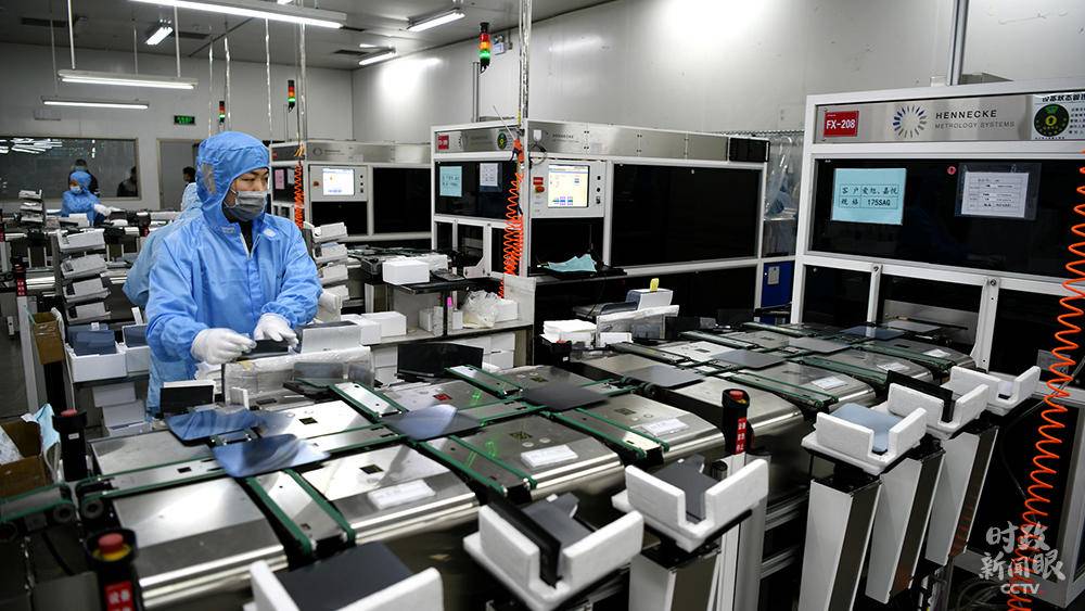 1月,江蘇東海高新區(qū)半導體材料生產(chǎn)企業(yè),工人在生產(chǎn)線上進.